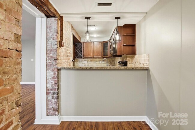 Building Photo - 229 N Poplar St