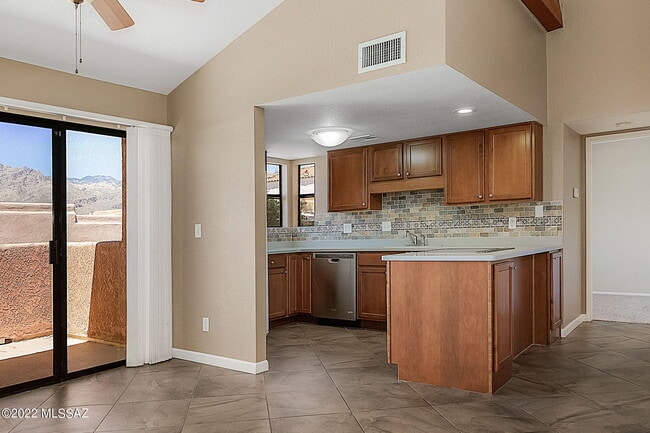 Building Photo - 5051 N Sabino Canyon Rd