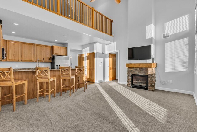 Building Photo - Top Floor Crestview Condo