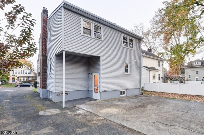 Building Photo - 554 Hort St