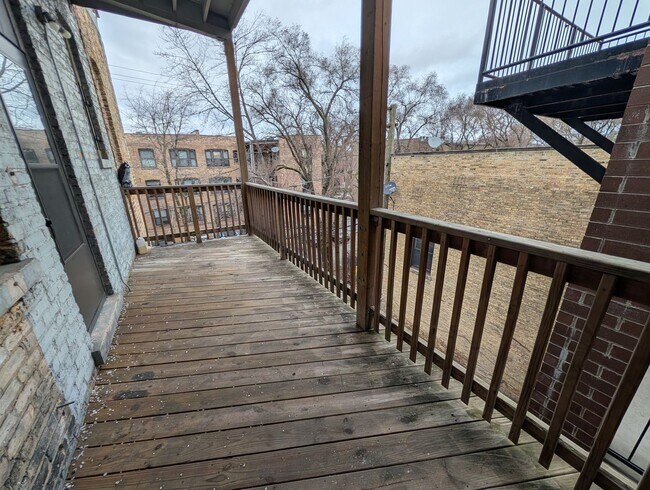 Building Photo - Wicker Park 2 BR, Prime Location, Fully Renovated