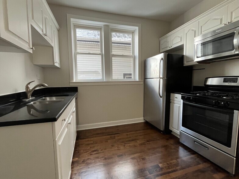 Building Photo - 2338 N Avers Ave