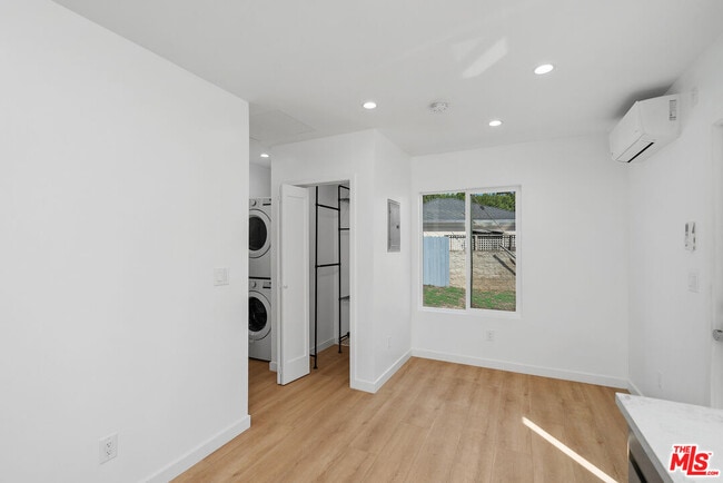 Building Photo - 7823 Kenyon Ave