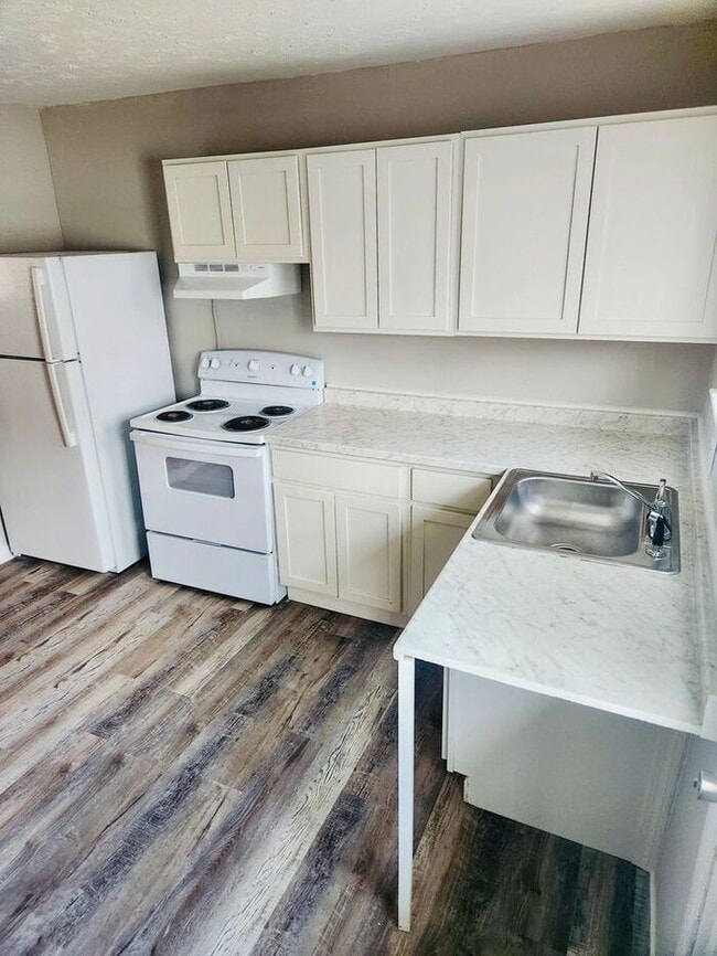 Building Photo - cozy home offers 3 bedrooms, 1 bathroom