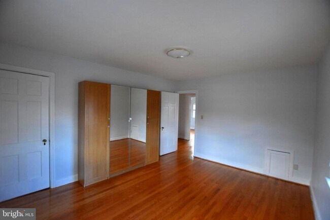 Building Photo - 10118 Cedar Ln