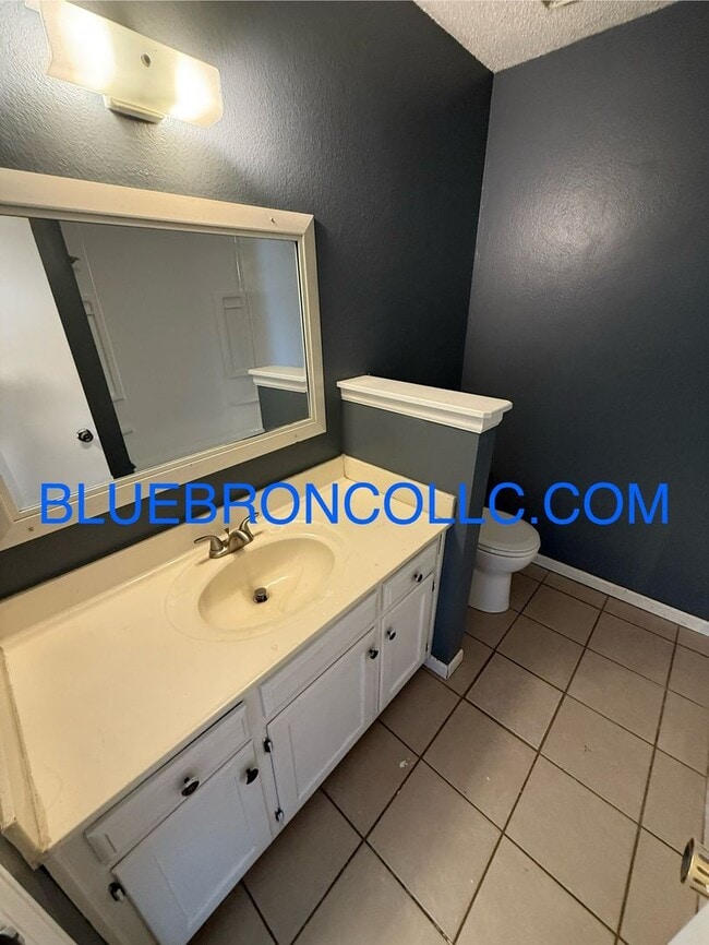 Building Photo - Cute 2 bedroom 1 bathroom home with a 1 ca...