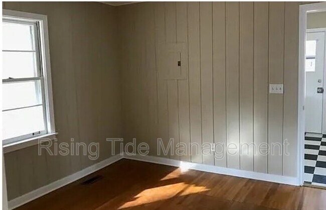 Building Photo - 924 N Martinwood Dr