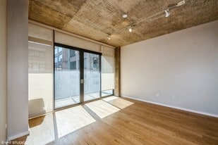 Building Photo - 321 S Sangamon St