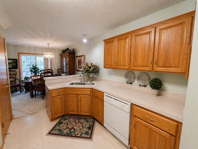 Building Photo - Stunning 2-Level Townhome with Vaulted Ceiling in Champlin!!