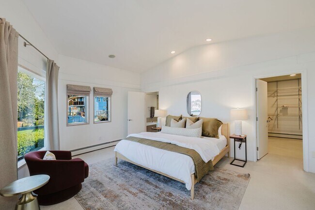 Building Photo - Furnished Bainbridge Island Waterfront Home with Incredible Views