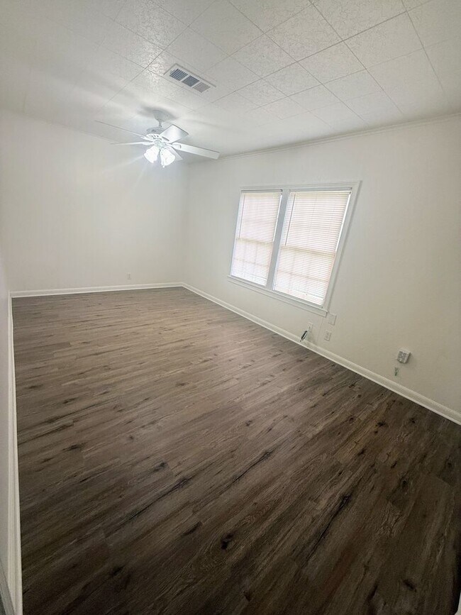 Building Photo - Cozy 3 bedroom, 2 bathroom home in Lake Charles