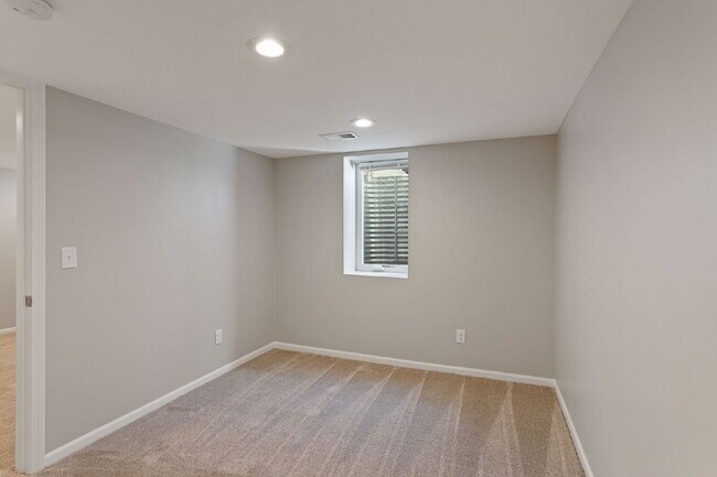 Building Photo - Spacious 4BR/2BA Duplex — Available August...