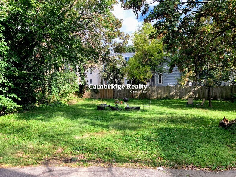 Building Photo - 70 Craigie St