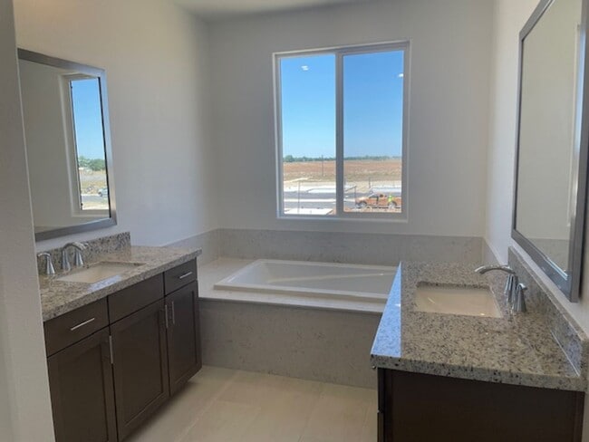 Building Photo - Solar Lennar 4 Bedroom Home on a Large Lot