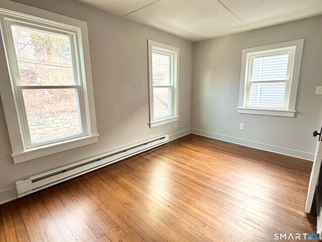 Building Photo - 122 Main St