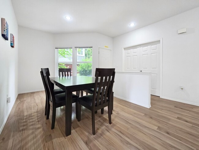 Building Photo - Spacious 3-Bed, 3-Bath Home with Lower Level Bedrooms, Patio, and Garage Near Factoria Mall & Dow...