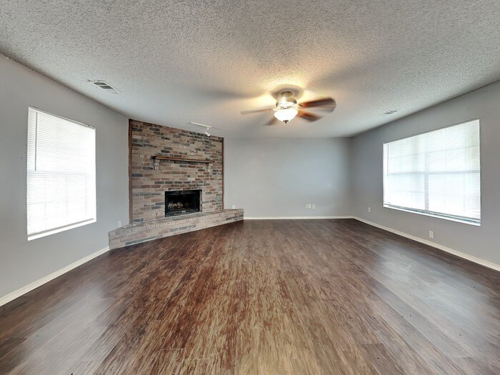 Building Photo - 1101 Bronner Dr
