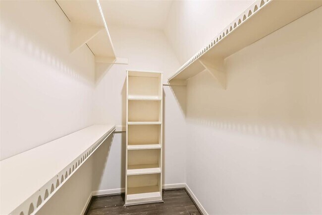Building Photo - 496 N Post Oak Ln
