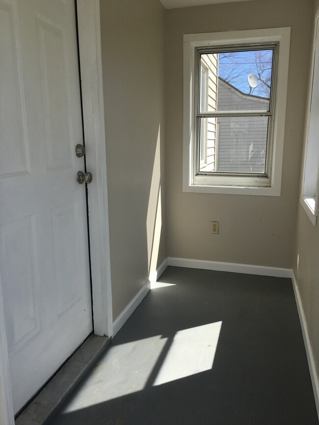 Building Photo - Spacious Mattydale 4 bed 1.5 bath home