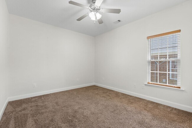 Building Photo - 102 Ledbury Cove