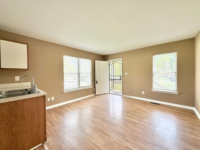 Building Photo - 4 Bedroom Off Franklin Blvd