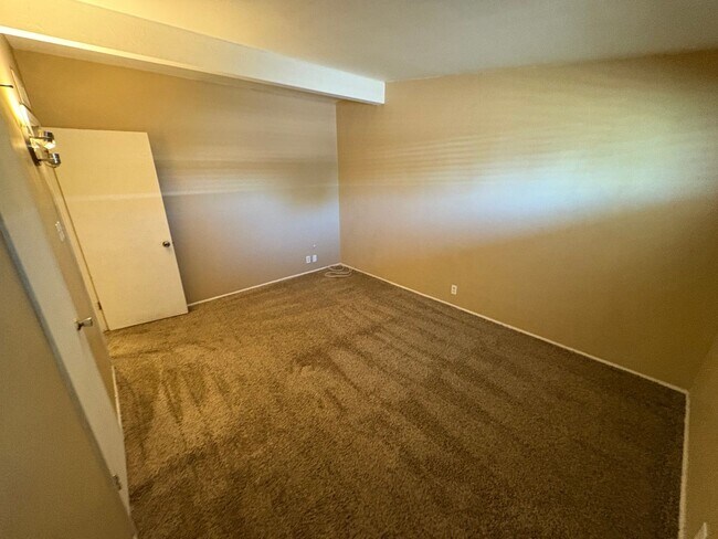 Building Photo - 3 Bedrooms 2 Bath Eastside Rental