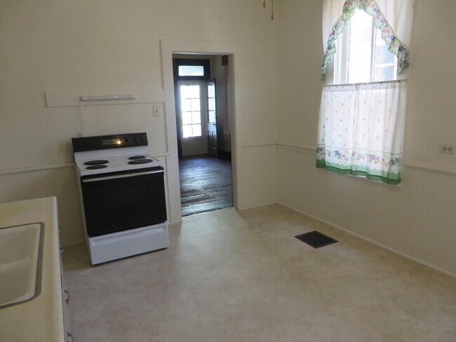 Building Photo - Large Three Bedroom, 1.5 Bathroom Home hal...
