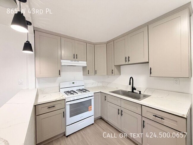 Building Photo - 865 W 43rd Pl
