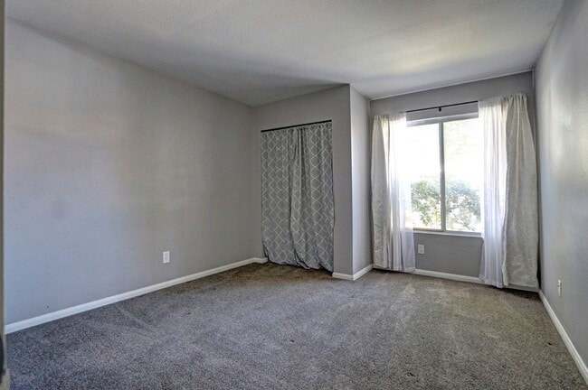 Building Photo - 1521 Desert Ridge Ave