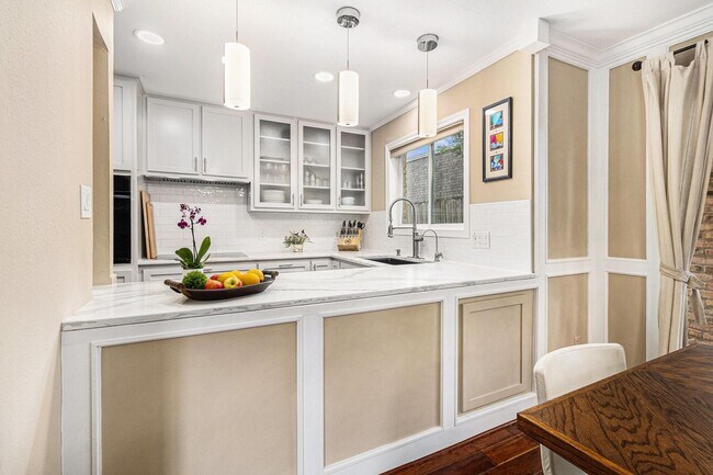 Building Photo - Updated 2-Bed, 2.5-Bath Patio Home Near Up...