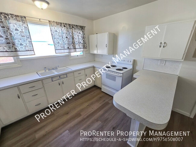 Building Photo - 2338 Van Buren Ave