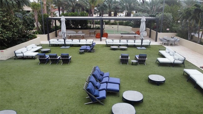 Building Photo - 400 S Pointe Dr