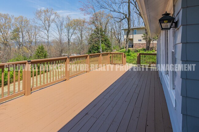 Building Photo - 323 Walsh Rd