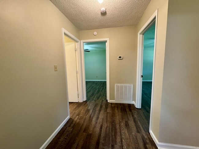 Building Photo - Move-in Ready!