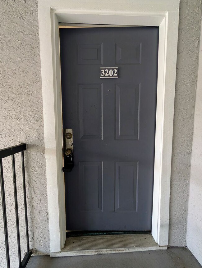 Building Photo - Bright 1BR/1BA Condo – Convenient Kendall Location