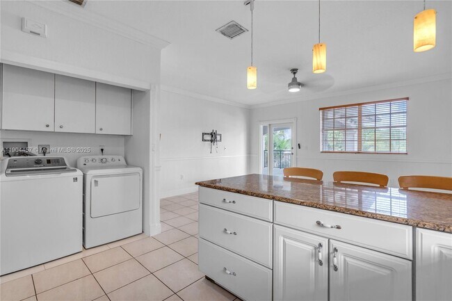 Building Photo - 1541 E 6th Ct