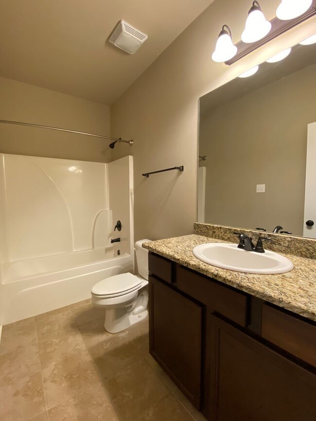 Building Photo - Beautiful 3 bedroom home