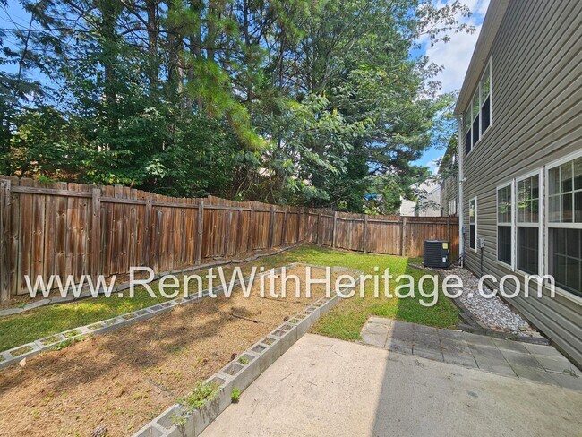 Building Photo - Gorgeous 5 bedroom, 2.5 bath / Attention t...