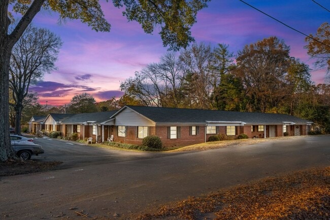 Interior Photo - SH302-Chamberlain Oaks Apartments (CHO)