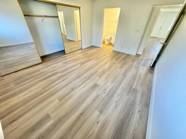 Building Photo - NEWLY UPDATED CONDO WITH BALCONY NEAR SUMMERLIN