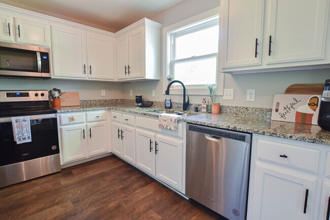 Building Photo - Pet Friendly Three Bedroom!