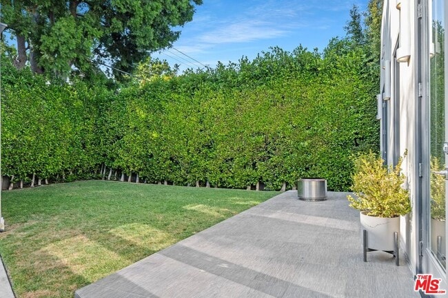 Building Photo - 429 N Lucerne Blvd