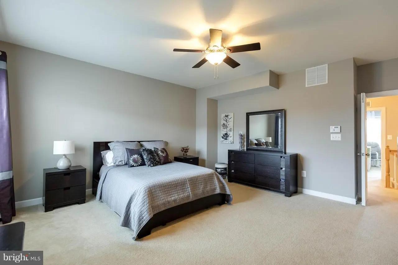 Master Bedroom - 1717 Taymount Ter NE