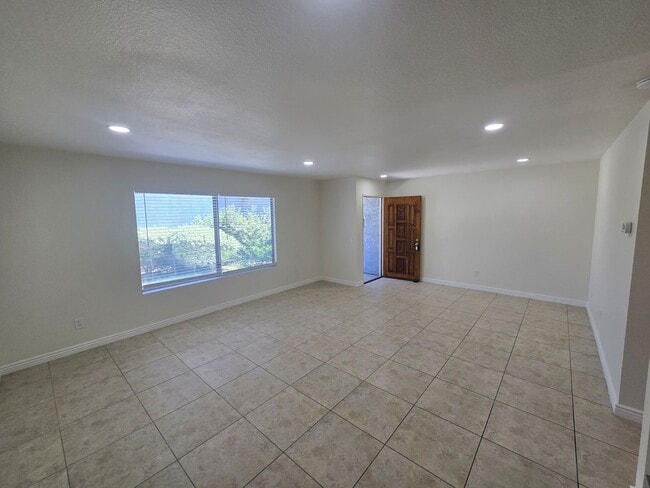 Building Photo - Beautifully renovated 3 Bed, 2 Bath condo!