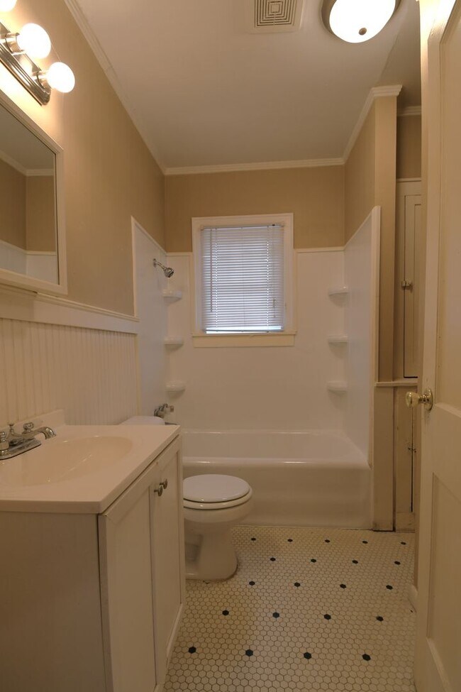 Building Photo - 502 S Fannin Ave