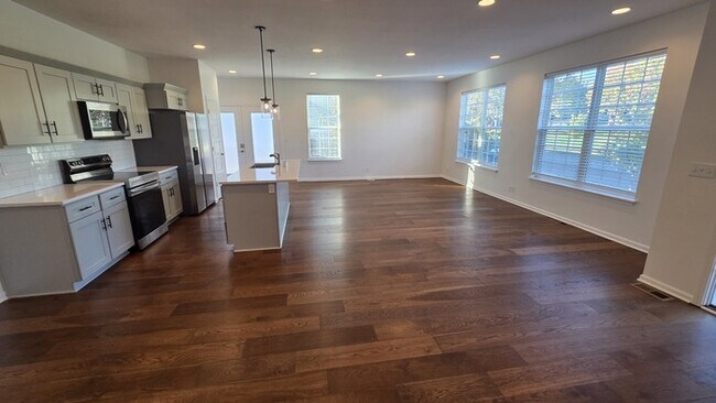 Building Photo - 4 bed 3 bath 2 car garage all maintenance provided townhome