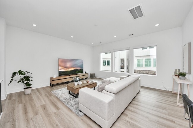 Building Photo - 8320 Brecha Ln