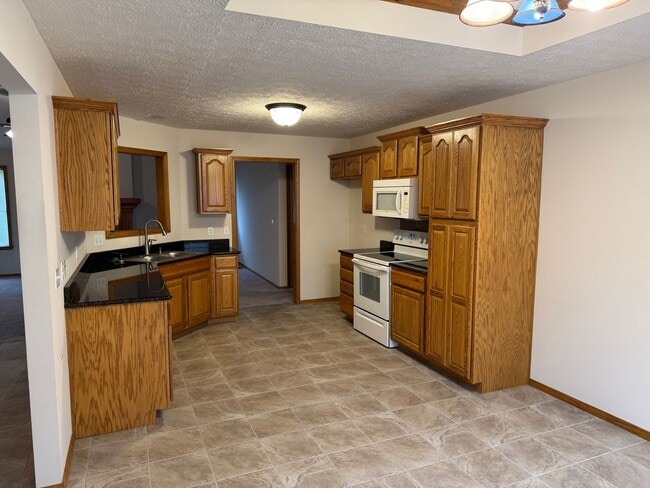 Building Photo - BEAUTIFUL 3 bedroom | 2 bathroom | 3 Car G...