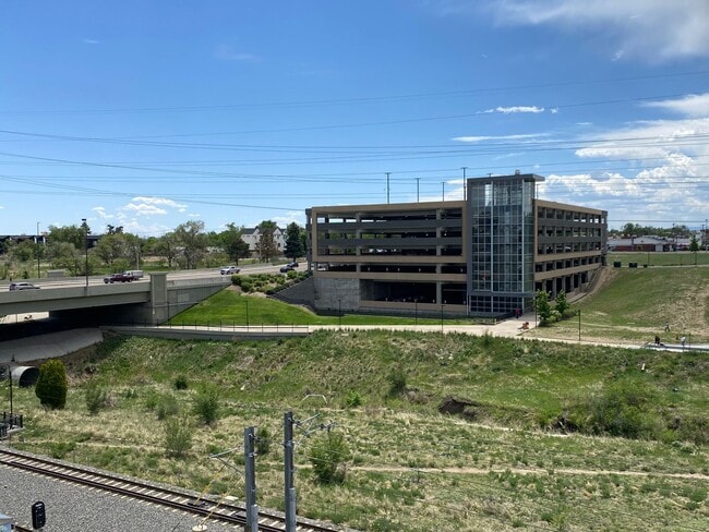 Building Photo - Luxury Townhome - 3 Bed 3.5 Bath at Overlo...