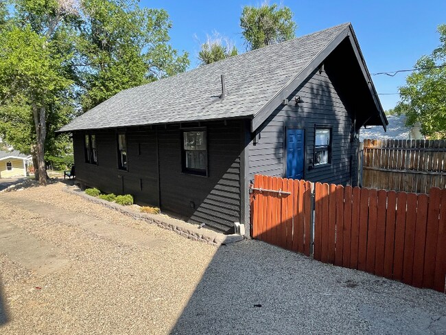 Building Photo - 627 S Melrose St